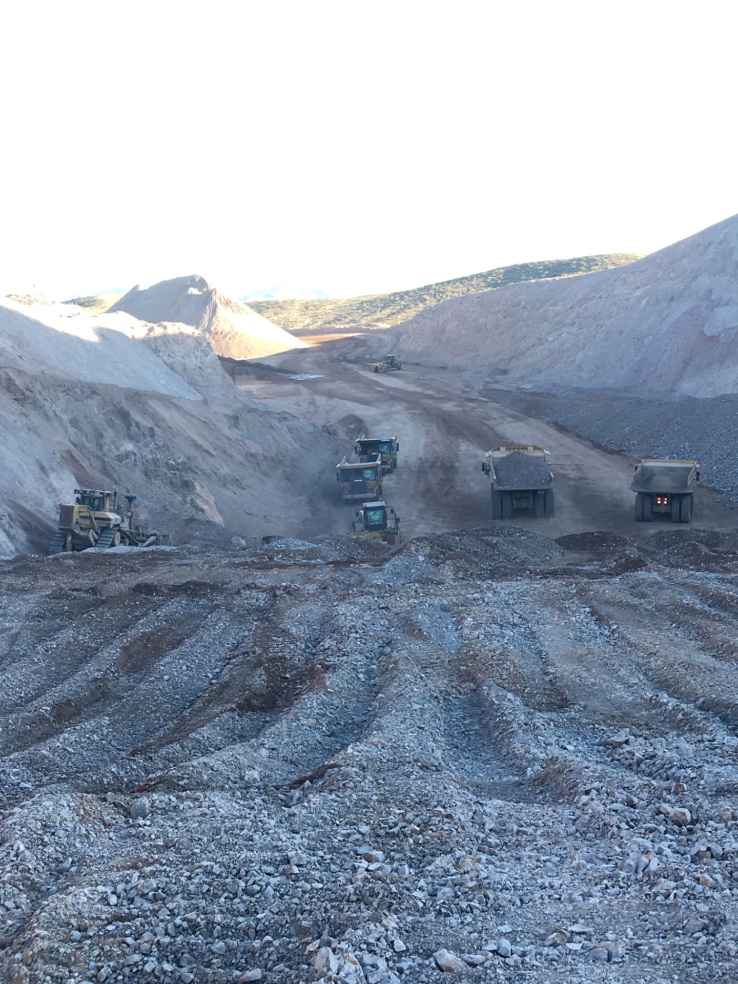 Overburden dozer and haul fleet on a working bench